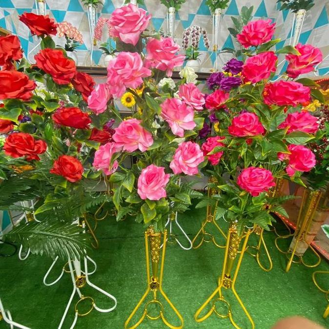 Flwr- Bunga Sudut Mawar Jumbo 10 Kuntum Dengan Pot Standing Besi Bunga Artificial