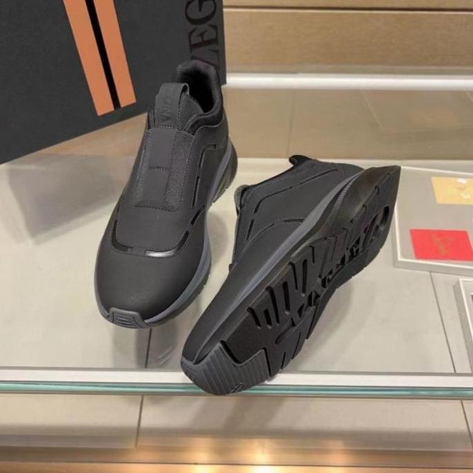 sepatu sneaker pria hitam run away slip on