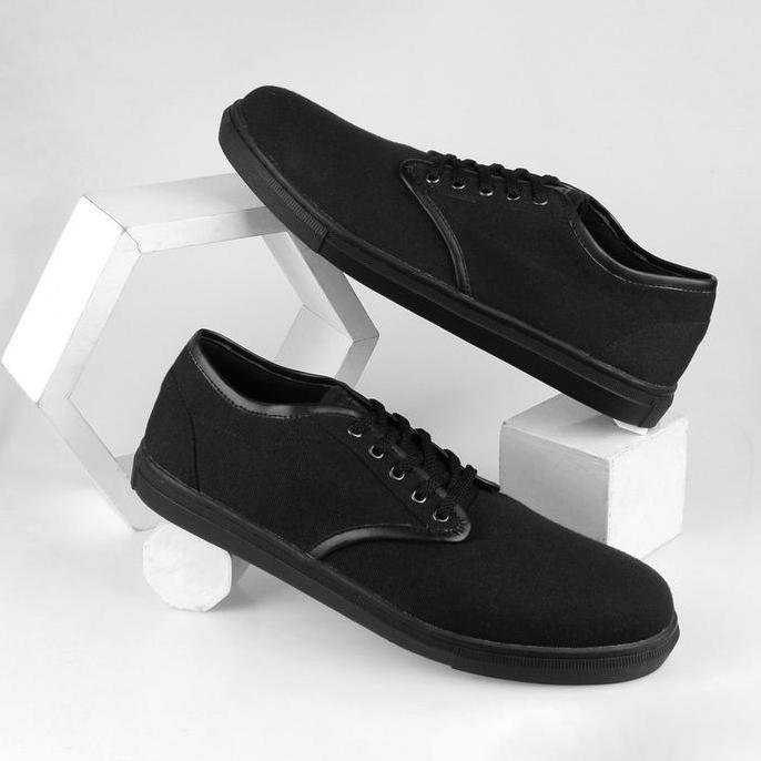 TERLARIS - Sepatu Cowok Ukuran 44 45 46 47 Jumbo Original Sneakers Pria Big Size Shoes Hitam Polos B