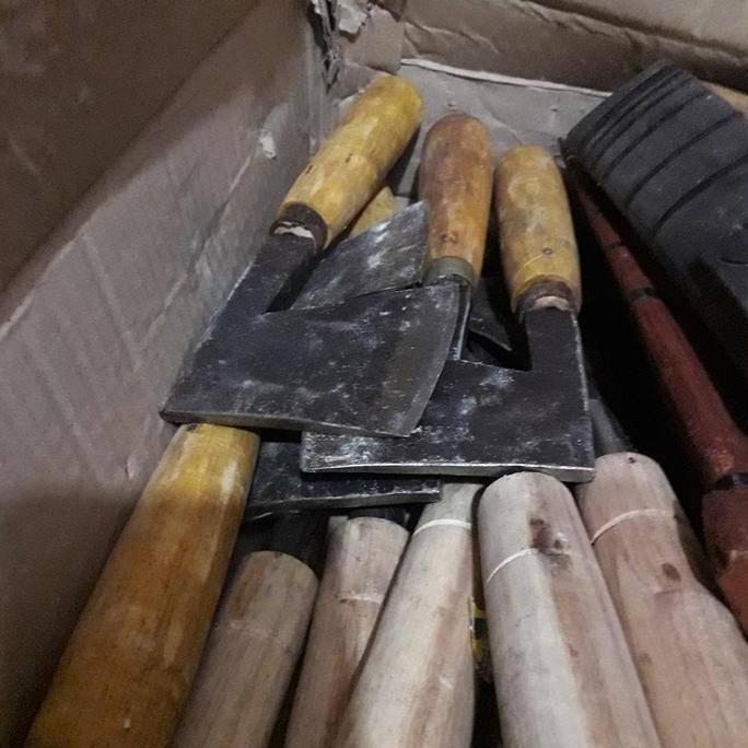 Kampak pengupas batok/tempurung kelapa