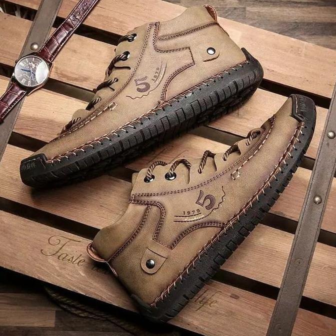 Sepatu Sneaker Pria Kulit Asli