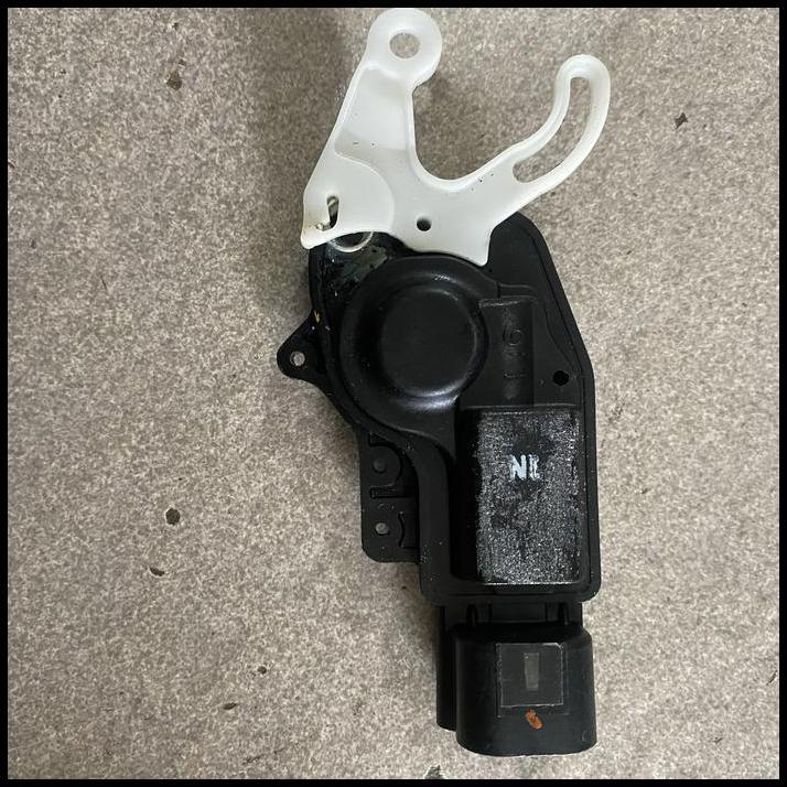 DISKON MOTOR DOORLOCK DOOR LOCK PINTU BAGASI INNOVA ORIGINAL