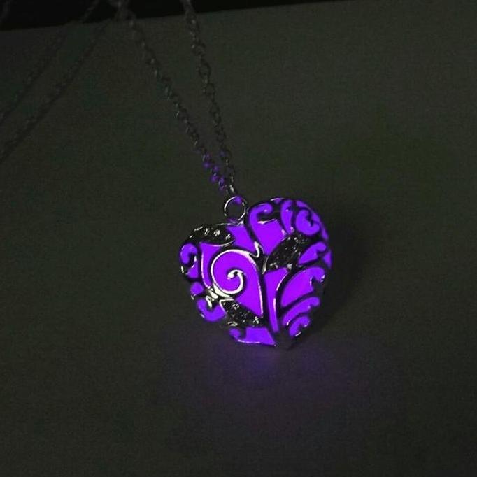 DV177 >> Luminous Hollow Heart Necklace Silver Chain Glowing In The Dark A1
