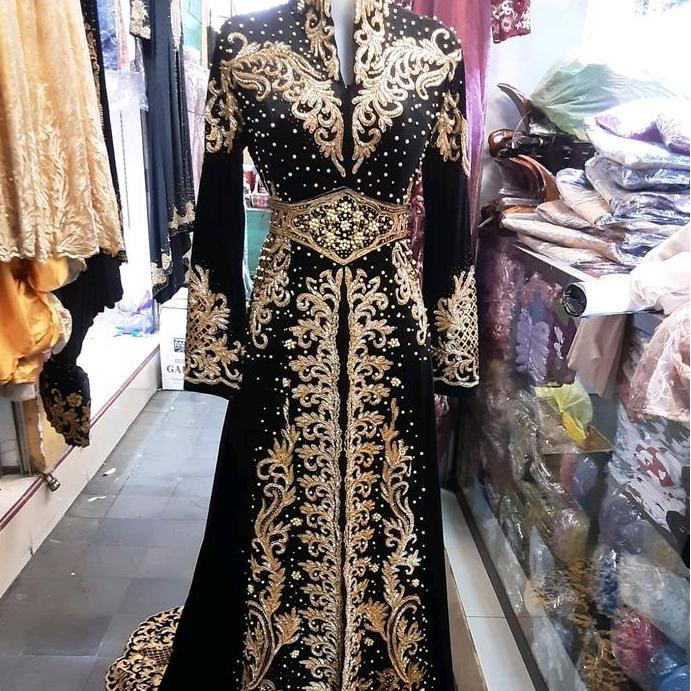 kebaya pengantin bludru  ekor Panjang Wanita