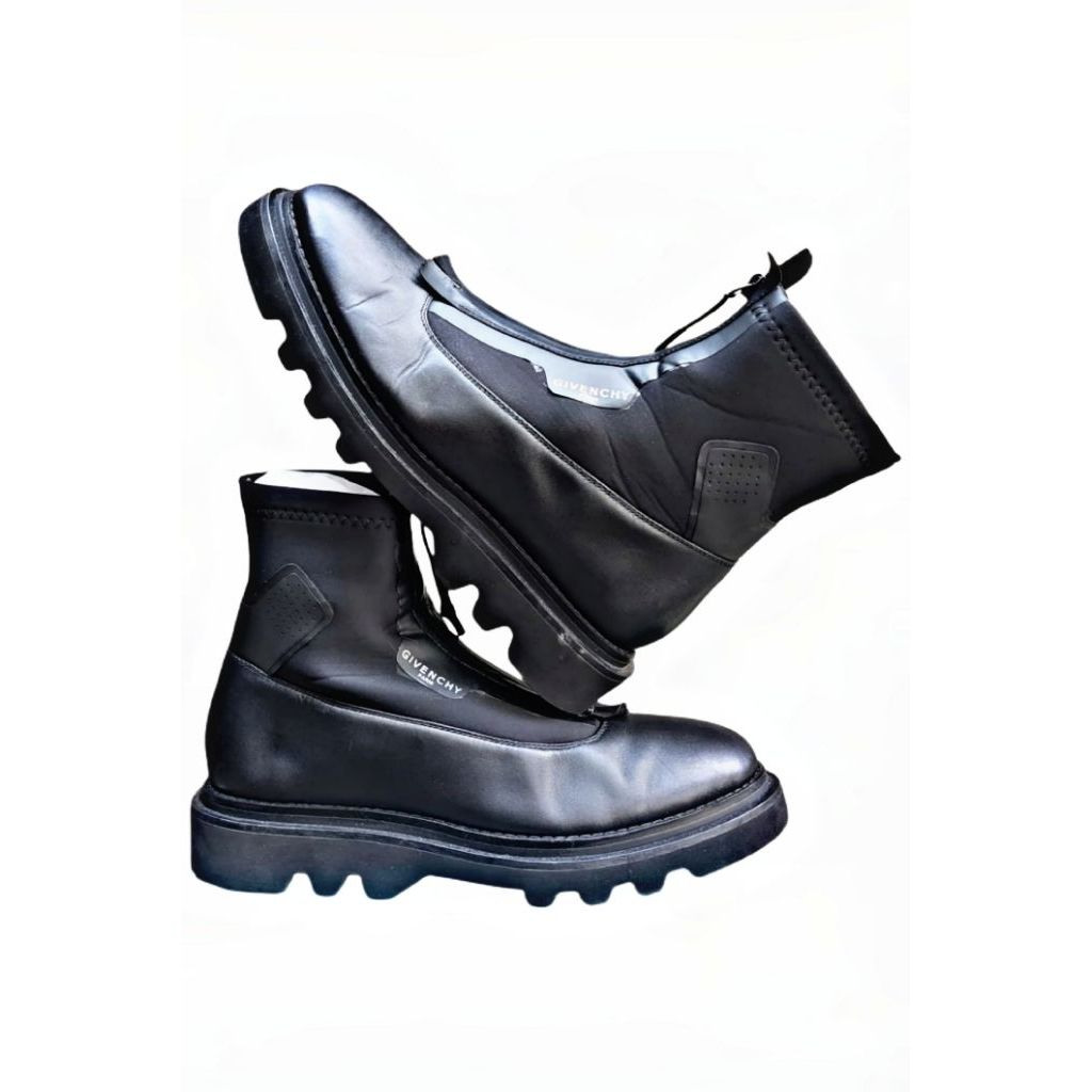 SEPATU BOOTS GIVENCHY WITH DOMPET KULIT