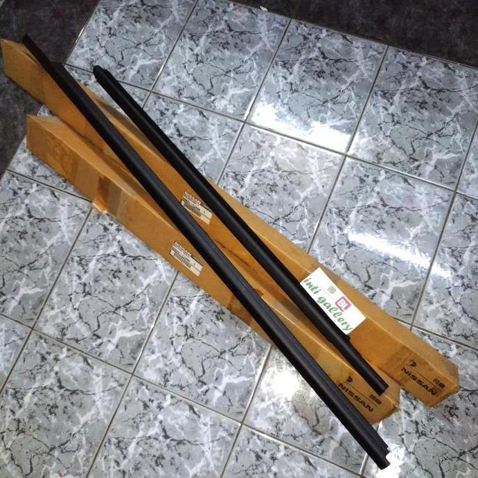 Pelipit Lis Kaca Luar Weather Strip Nissan Grand Livina Original