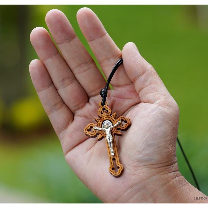 Salib medali St. Benediktus kayu olive/zaitun 5.5 x 3.5 cm