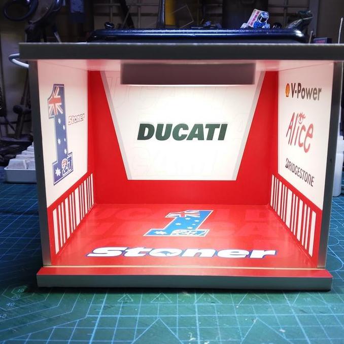 DIORAMA GARASI/PADDOCK Diecast 1/18 Ducati Casey Stoner 1