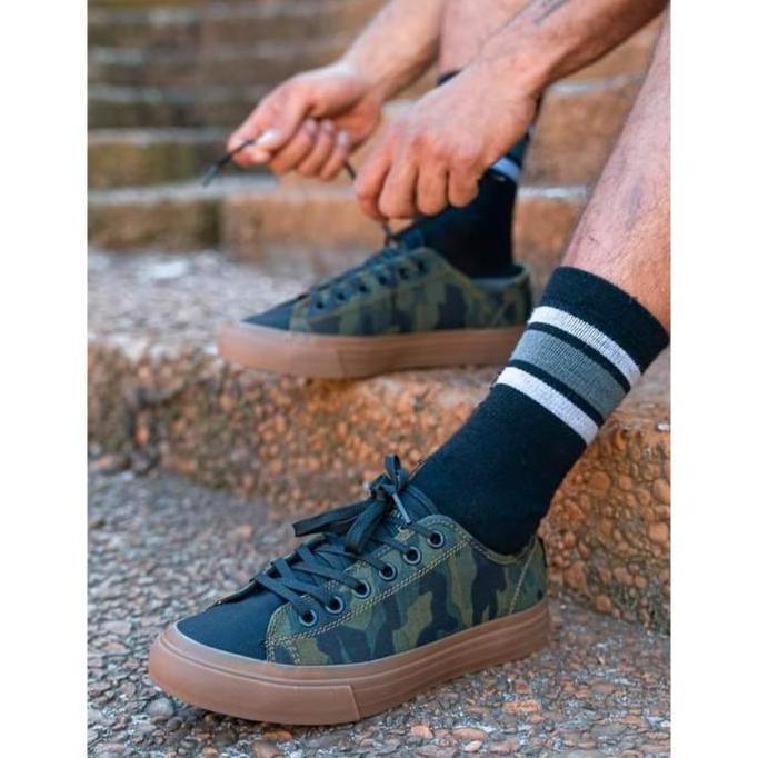 Chrome Industries Kursk AW Woodland Camo Sneakers Sepatu Sepeda Pria