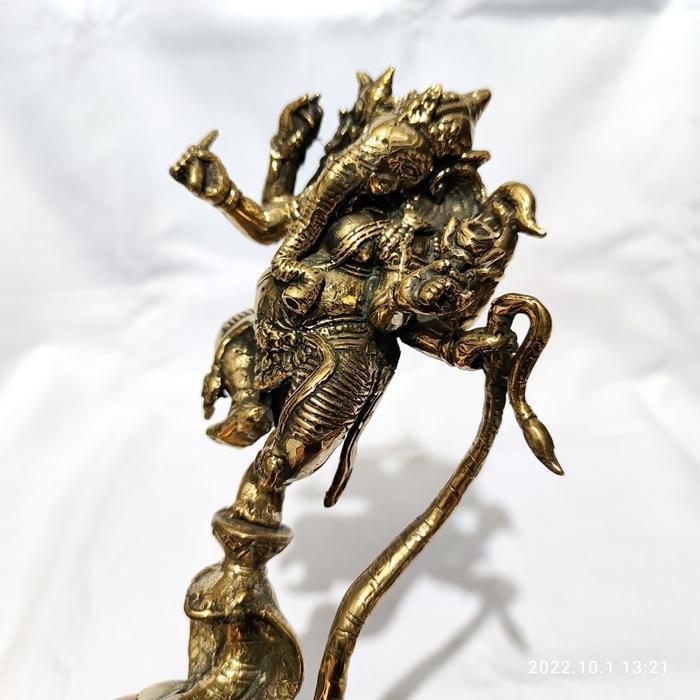 Patung Ganesha berdiri diatas ular cobra