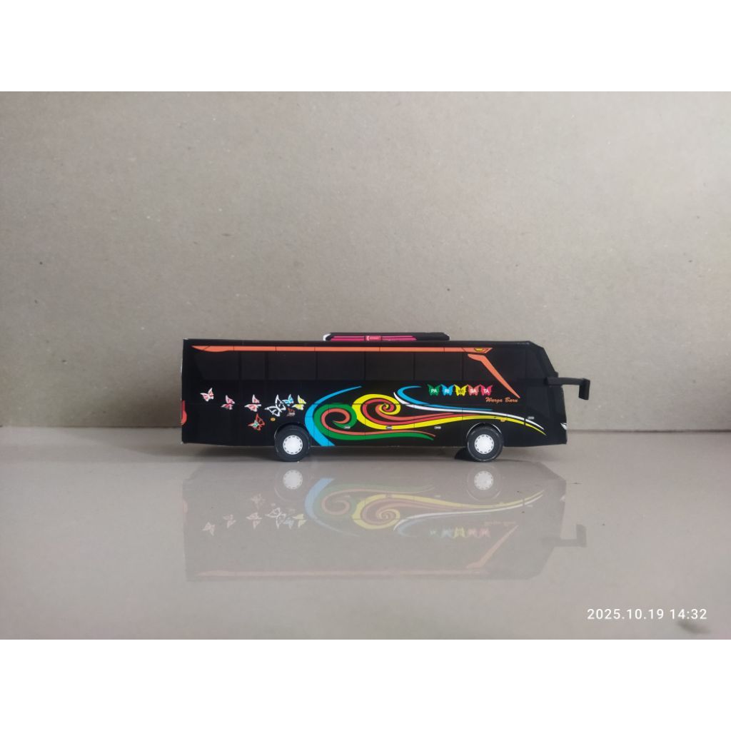 Miniatur Bus Warga Baru Pariwisata DW4