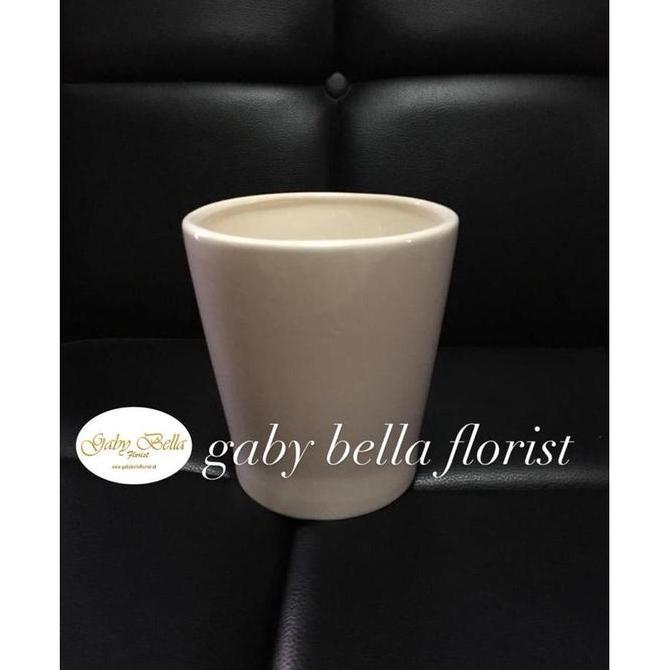 Pot keramik. (3) Vas keramik. Vas keramik putih. Pot bunga putih. Pot