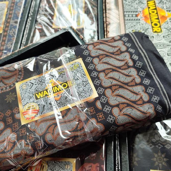 Miliki Sarung Wadimor Ori Pria Dewasa Motif Batik Wakanda Bali Polos Kotak