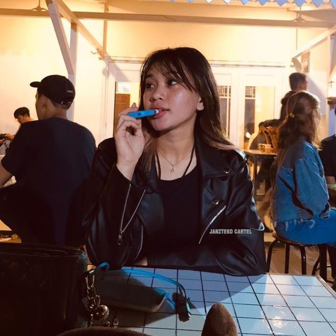 JNK x YURA - Jaket Wanita Crop Top Bahan Semi Kulit Sintetis Viena Faux Synthetic Leather Black Hita