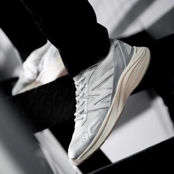 MARQUE.CO - ISAAC Series - Sepatu Sneakers Silver untuk Pria & Wanita