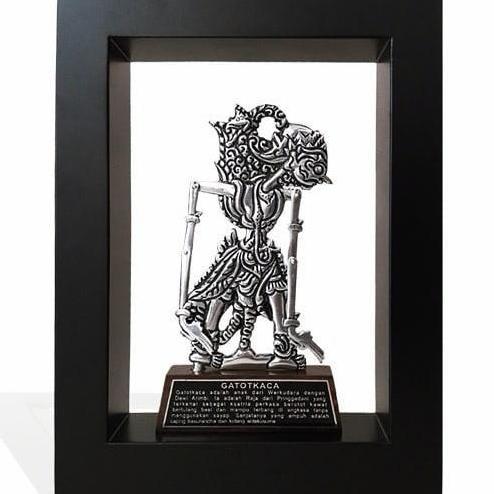 Hiasan Dinding Ruang Tamu Frame Wayang Souveni Wayang Logam