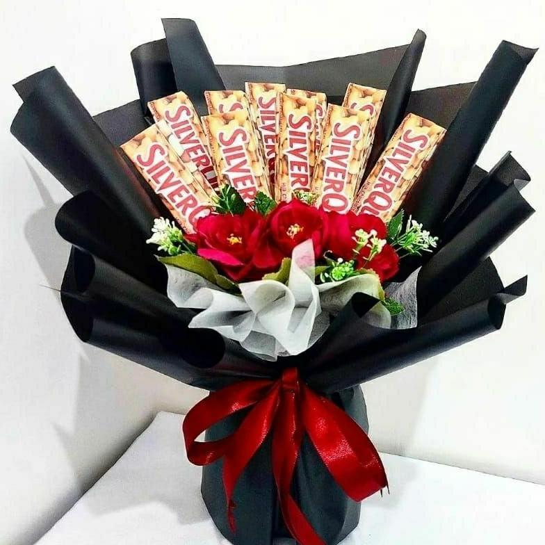 Promo Velantine Bucket coklat silverqueen + bunga / bucket wisuda murah Bucket Coklat Valentine