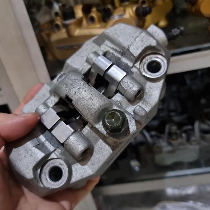 Kaliper cakram depan Tokico 4 piston kanan radial pitch 108 mm Terlaris