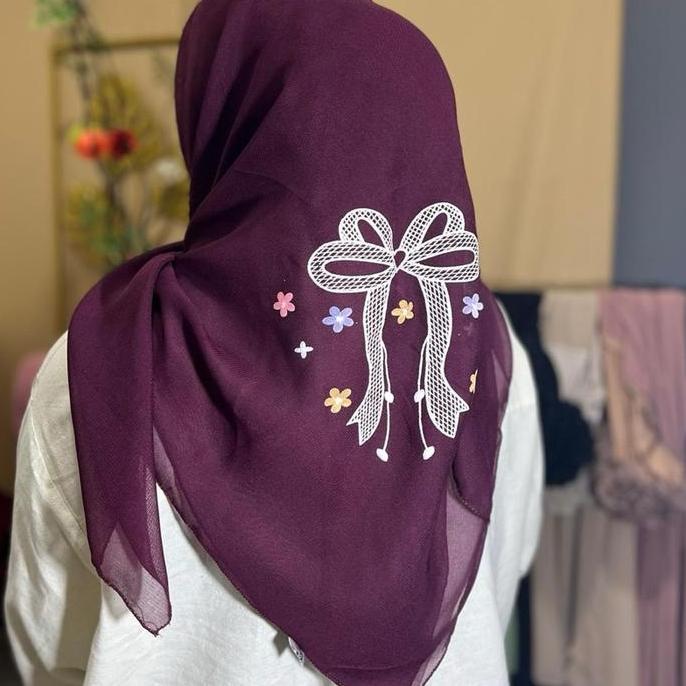 DF112 - Hijab Segi Empat BELLA SQUARE Motif Pita Bunga / Kerudung Motif Sablon  Nyaman Square Muslim