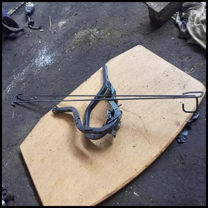 DISKON ENGSEL BAGASI DUDUKAN BESI PENAHAN BAGASI BELAKANG MAZDA 323 FAMILIA LANTIS