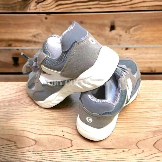 sepatu safety sporty Sepatu pelindung kerja sneakers sporty ujung besi pria wanita NO125 Safety Shoe