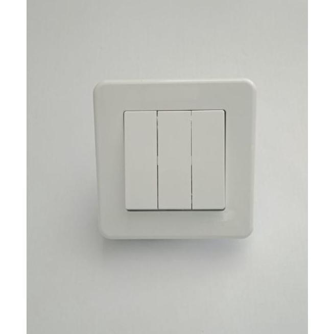 SAKLAR TRIPLE IB LEONA SCHNEIDER