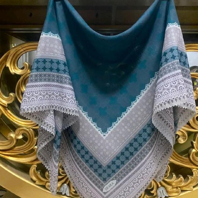 DV363 - HIJAB SEGI EMPAT VOAL MOTIF ETNIK EMERAL LIS PUTIH TULANG