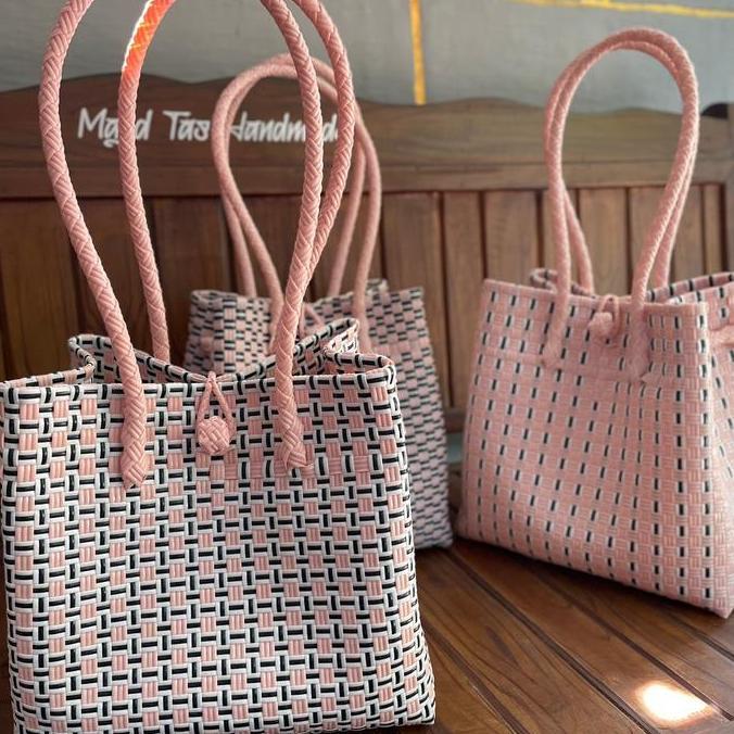 Kasora- [Include Aksesoris] Tas Tote Anyaman Plastik Motif Pink Premium Ready Stok Tas Wanita