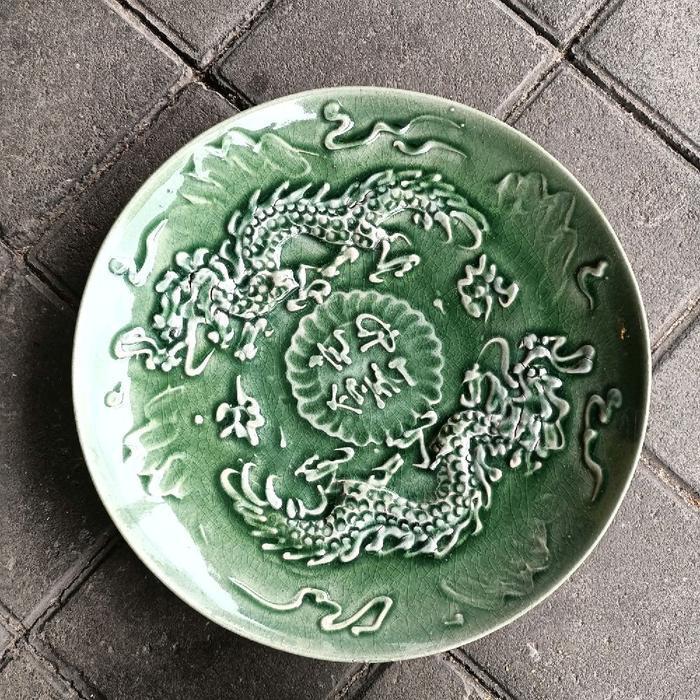 2 buah piring gantung keramik lukis naga timbul