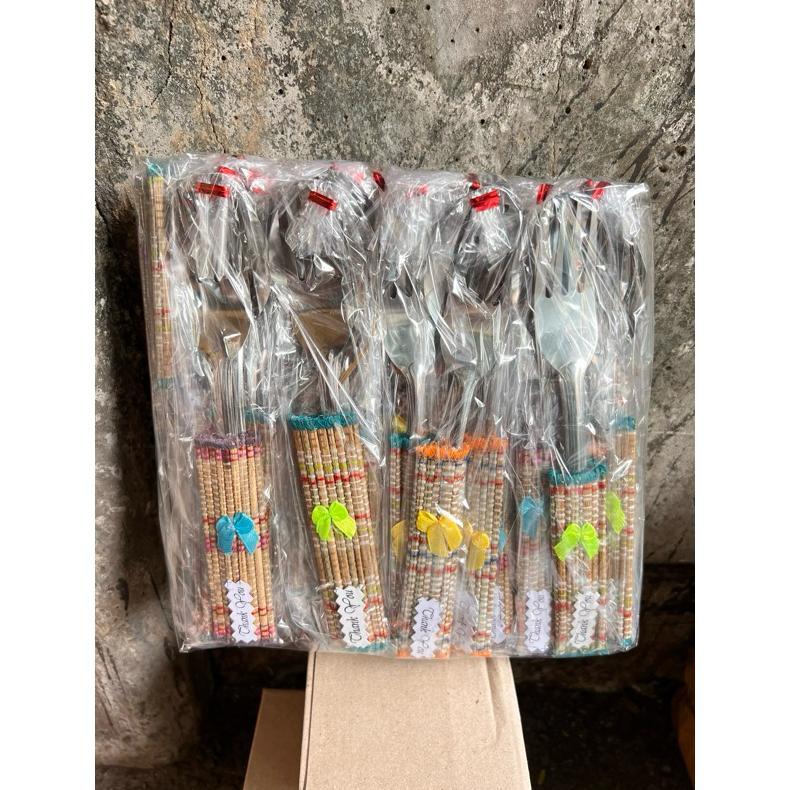 ( isi 100 pcs ) Souvenir Sendok Garpu Stainles Kemasan Tikar Dan Plastik / Souvenir Pernikahan DLL S