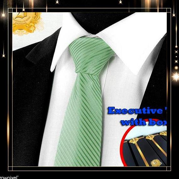 Dasi Kantor Pria Warna Hijau Muda Terang Motif Garis Diagonal