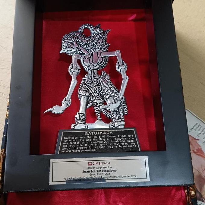 Hiasan Dinding Ruang Tamu Frame Wayang Souveni Wayang Logam