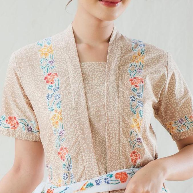 Kebaya encim kutubaru batik tanahan lengan pendek cream