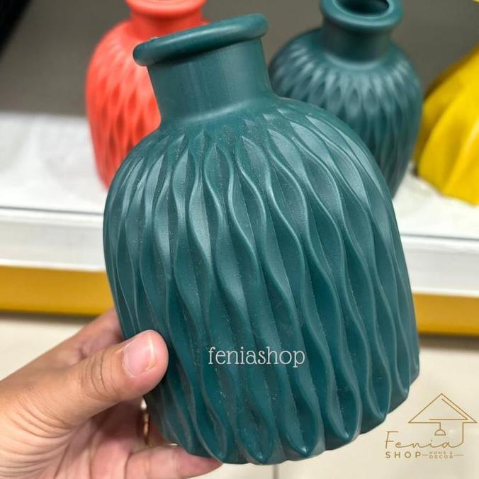 Vas Bunga Hias Model Botol Plastik