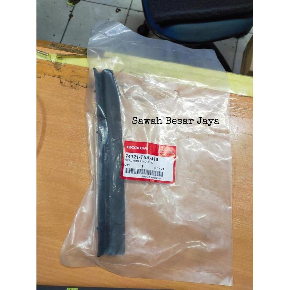 Seal Rubber Karet Kap Mesin Ujung Depan Bagian Tengah Kiri Atau Kanan Honda Jazz S Rs Gk5 2014 2015 