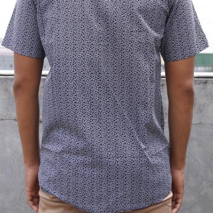 Kemeja Kasual Pria Contempo 01 Lengan Pendek Reguler Hitam Motif Bunga