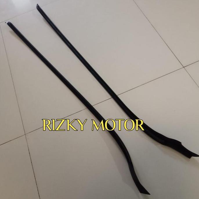 Pelipit Kaca / List Kaca Depan Luar Ford Fiesta Semua Type