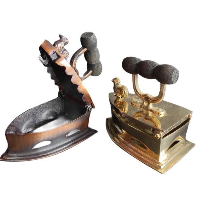 Miniatur pajangan dan asbak setrika uap kuno kuningan