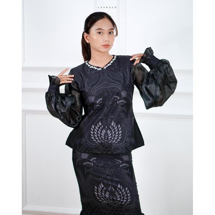 Laskala x IVOR Pusaka Blouse Batik Hitam Lengan Panjang
