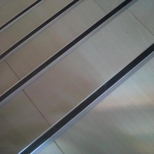 Distributor Lis Tangga  Stair Nosing Aluminum Anti Slip Swp Snal5 Panjang 2,7 Meter Kualitas Terbaik