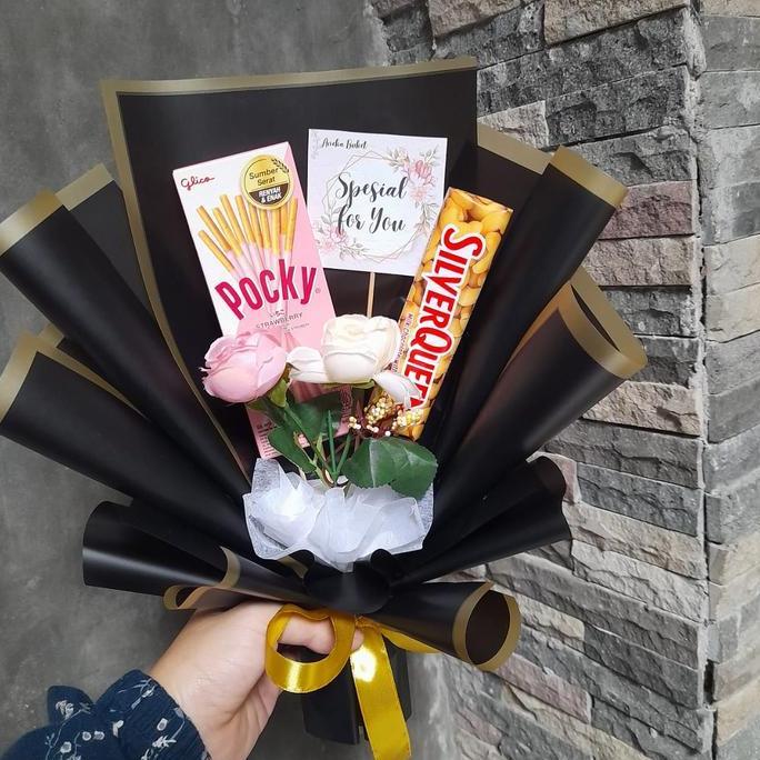 Buket SilverQueen dan Pocky - Buket Coklat dan Bunga