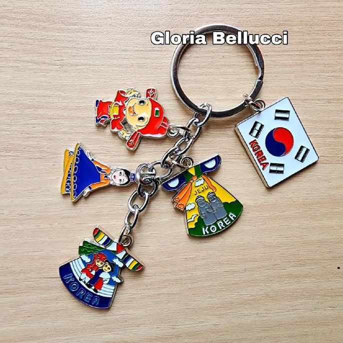 Gifme- Gantungan Kunci Korea Selatan Souvenir Keychain Oleh Oleh Hanbok Seoul Tower
