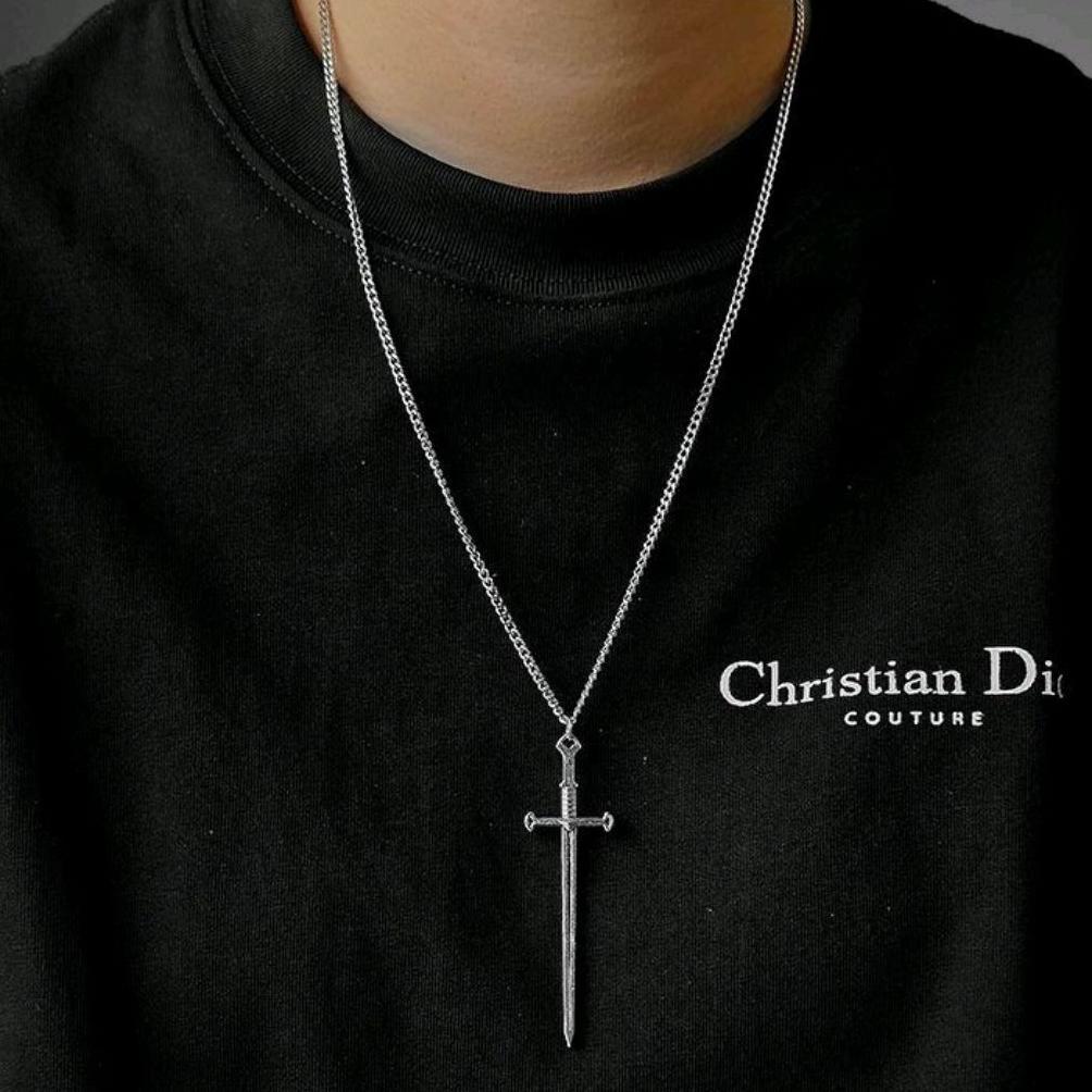 New Arrival Kalung Titanium Pria Wanita Liontin Pedang Anti Karat