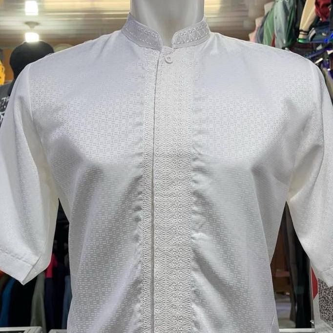 Baju koko  Pria Putih Elegan dengan Detail Bordir Halus dan Lengan Pendek untuk Tampilan Mewah terse