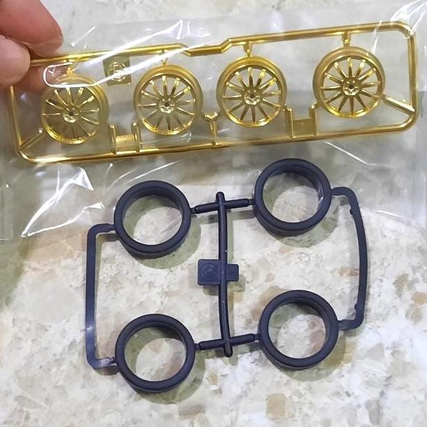 Velg Fin Medium Gold Metallic + Ban Original Tamiya
