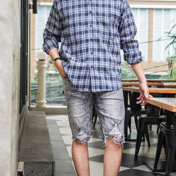 Larisyaa- Weird Jeans - Mist Grey - Celana Jeans Pendek Pria Ripped Strech