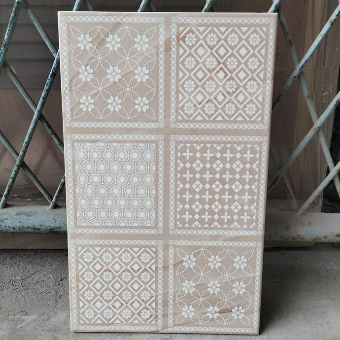 KERAMIK DINDING 25X40 GLOSSY KOTAK MOTIF BATIK CREAM - ABU murah