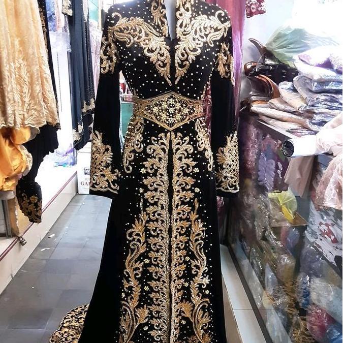 kebaya pengantin bludru  ekor Panjang Wanita