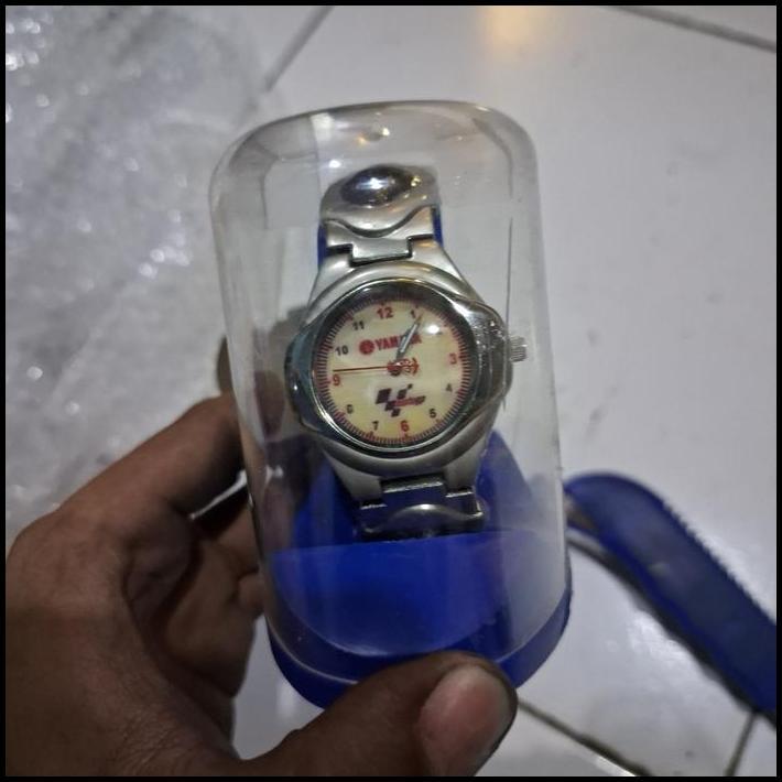 TERLARIS MERCHANDISE JAM BRIETLING SWISS FEAT YAMAHA MOTOGP ORI NOS KONDISI PENYIMPANAN BAGUS. 
