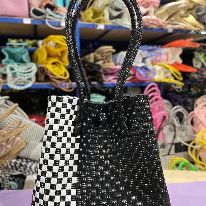 Kasora- Tas Anyaman Jali Hitam Putih Premium Karakter Plastik Tote
